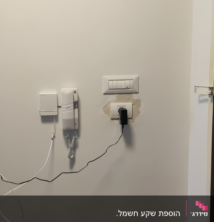 שקע חשמל עם מטען מחובר לקיר